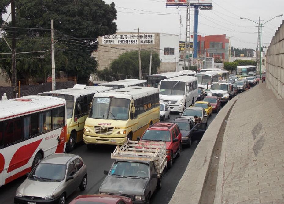 Semáforos complican circulación en 5 de febrero