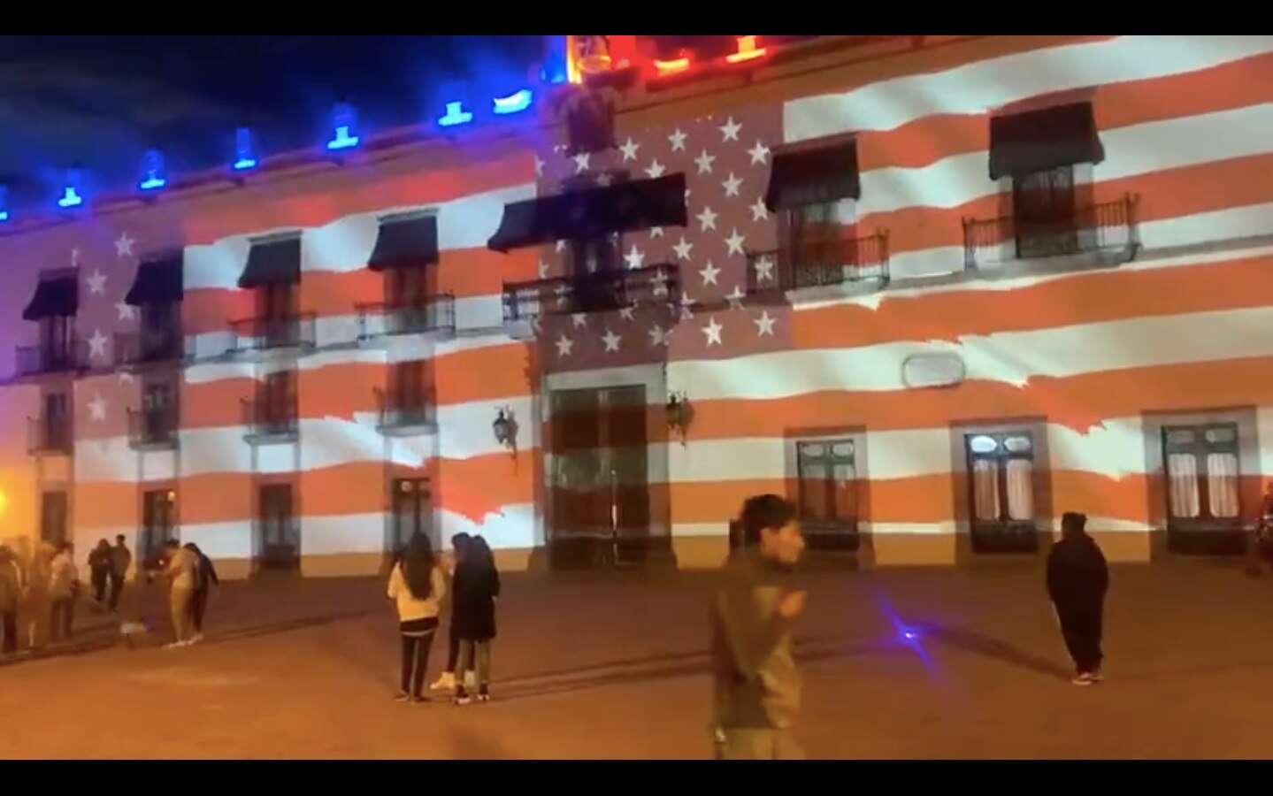 Proyectan bandera de Estados Unidos en la Casa de la Corregidora