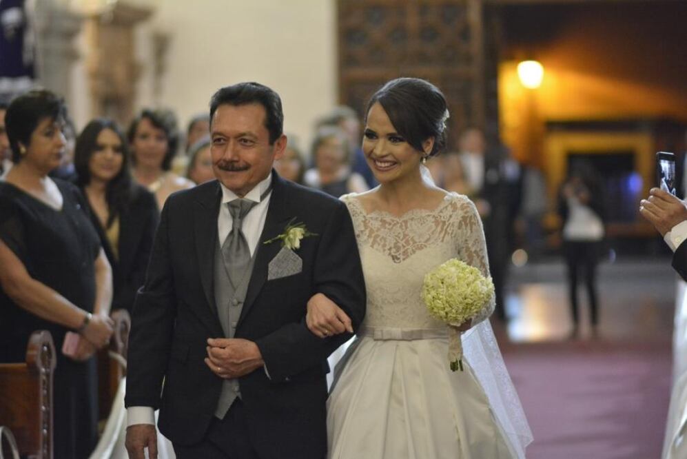 Acompañada de su padre, Valente Genel, Valeria bajó de un auto antiguo y al ser celebrada entre aplausos por sus invitados, no pudo contener las lágrimas.