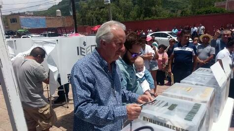 Calzada dice que ganó; Vega pide cautela