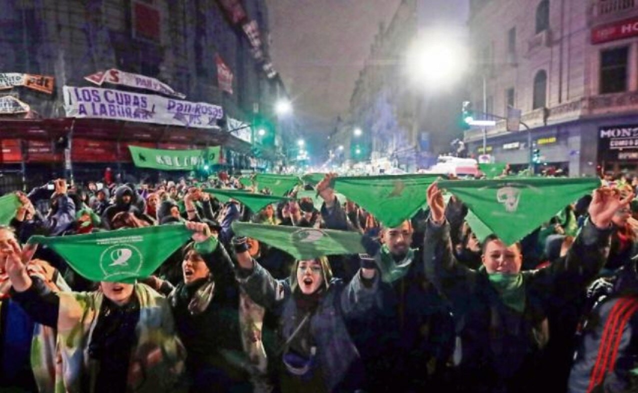Miles de argentinos se manifestaron afuera del Congreso, en Buenos Aires, luego de que el Senado rechazara la iniciativa que buscaba despenalizar el aborto hasta la semana 14 de gestación. (MARCOS BRINDICCI. REUTERS)