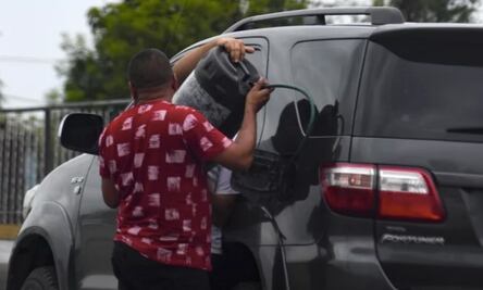 Venezuela se quedará sin gasolina en un mes, alertan trabajadores petroleros