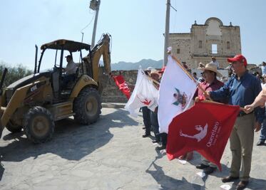 Entrega caminos y áreas deportivas en la sierra 