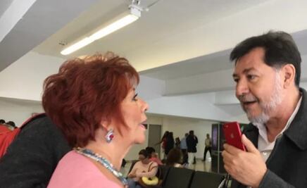 Mujer increpa a Fernández Noroña y lo llama “pejezombie”