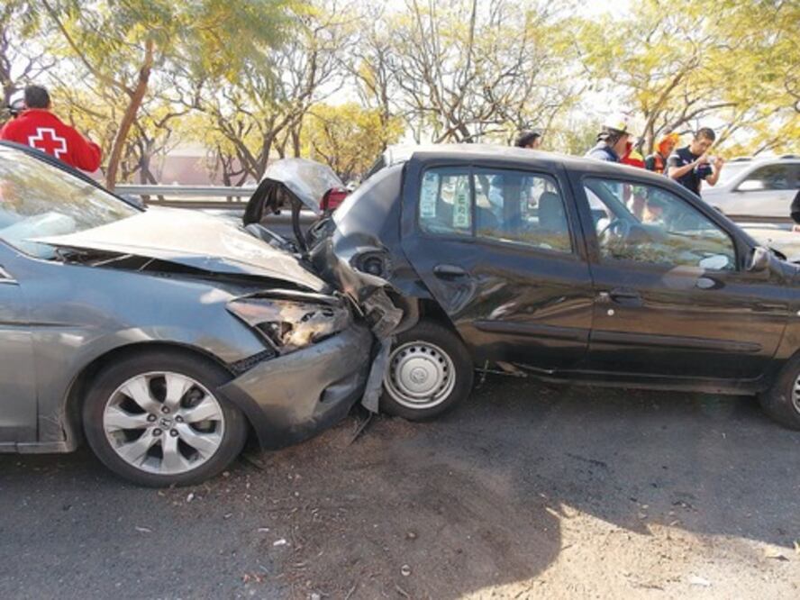 Impactan 5 vehículos contra patrulla