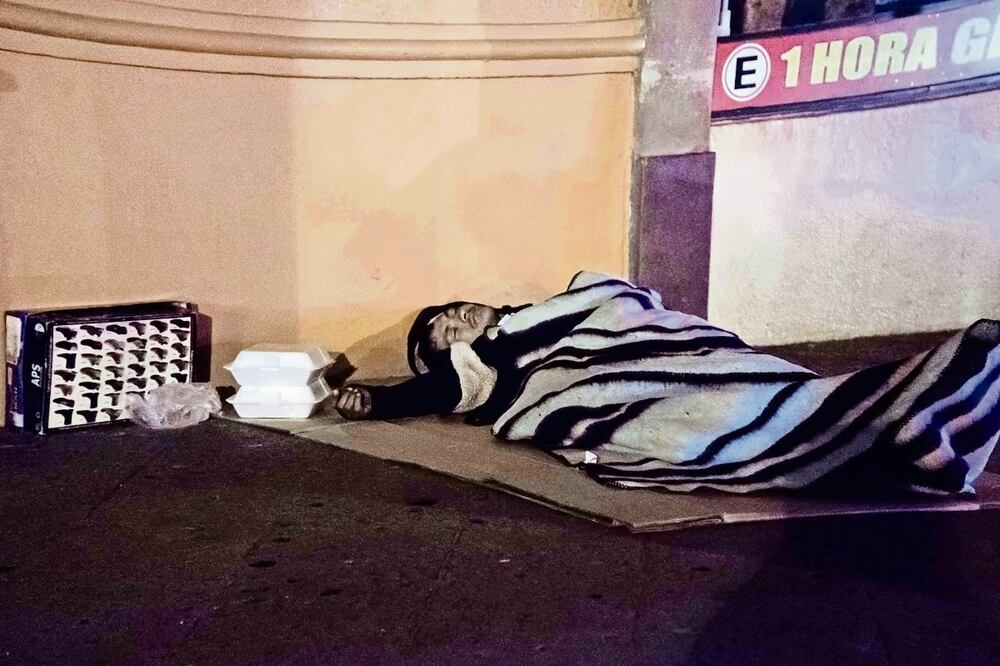 Hasta 30 personas duermen en las calles
