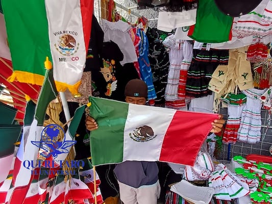 Colores patrios visten las calles de Querétaro