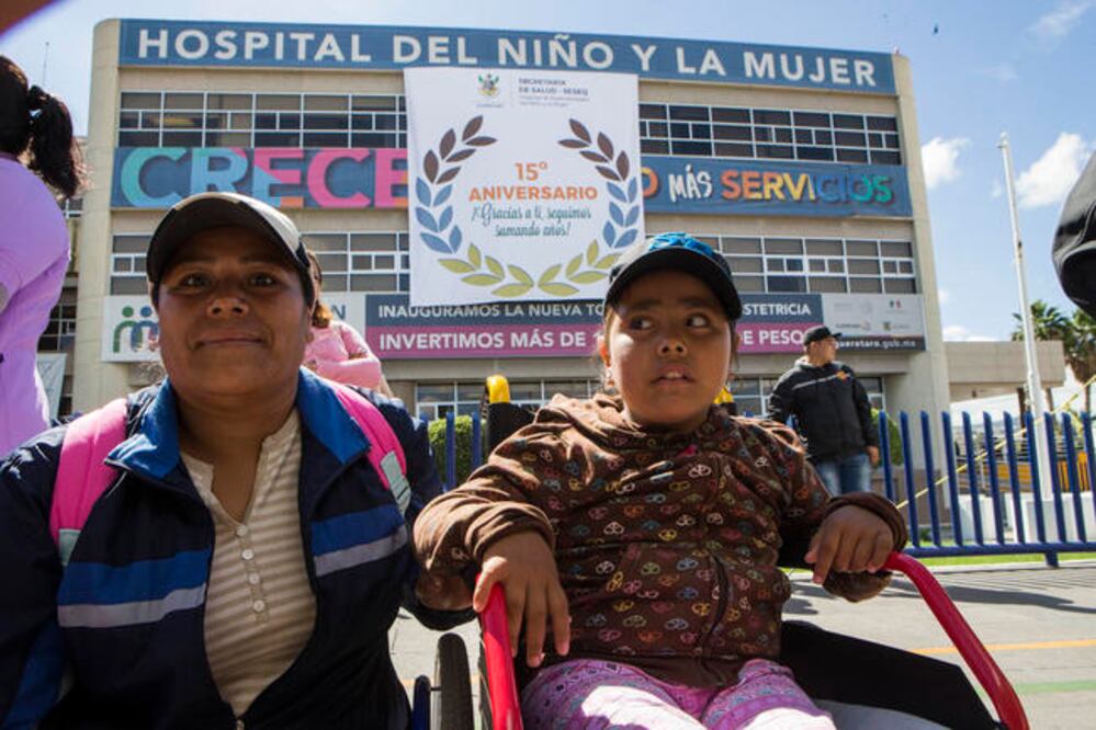 Araceli y María disfrutaron la presentación de la estudiantina que amenizó la celebración por los 15 años del Hospital del Niño y la Mujer. (DEMIAN CHÁVEZ. EL UNIVERSAL)