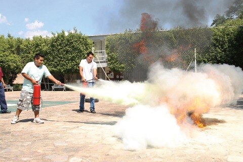 Instruyen a universitarios ante emergencias