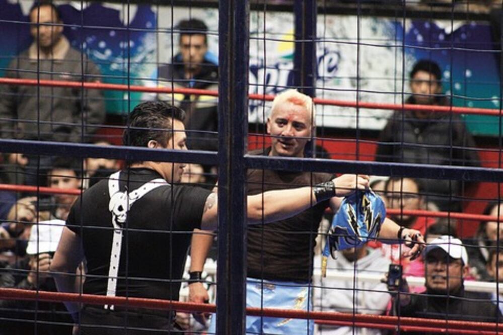 Rey Cometa pierde la máscara