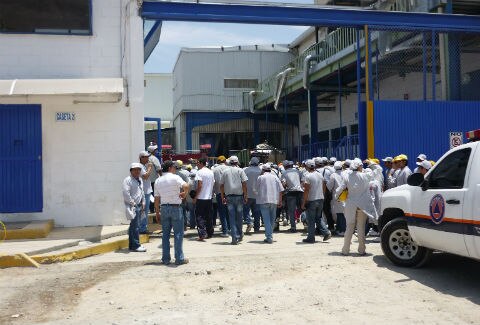 Evacuan trabajadores empresa Clarion
