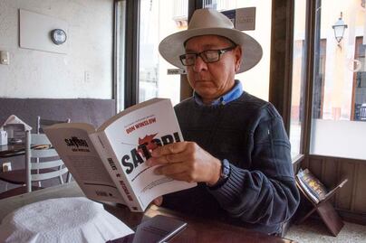 Cafetería cambia libros por tazas de café 