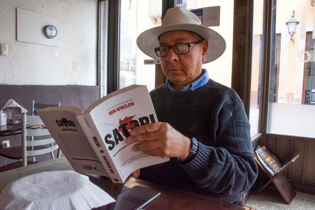 Cafetería cambia libros por tazas de café
