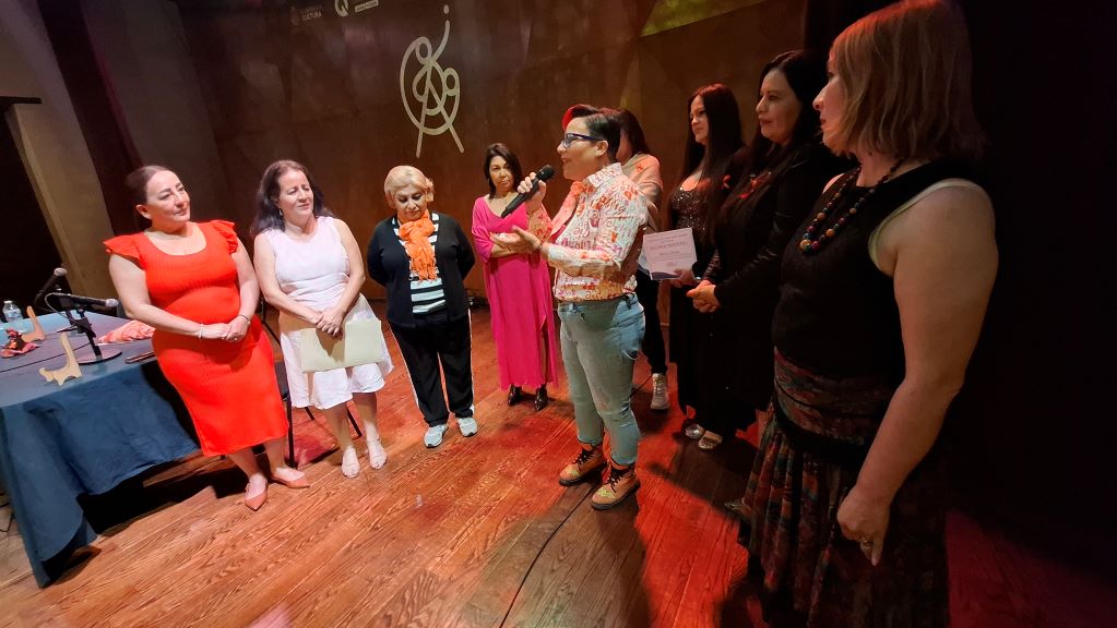 Un espacio para honrar a mujeres en las letras