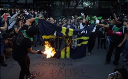 Feministas queman bandera del América en la Glorieta de los Insurgentes