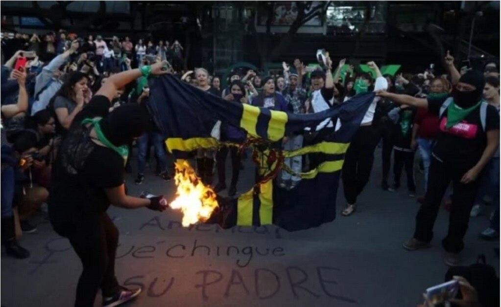 Feministas queman bandera del América en la Glorieta de los Insurgentes