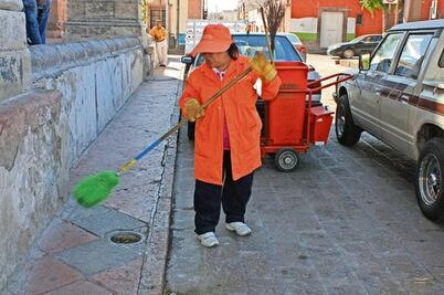 Barre calles para sostener a sus hijos  