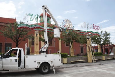 Colocan 683 luminarias patrias en la capital