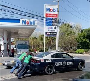 #Video. Candidata del PVEM empuja y auxilia a patrulla de la Policía Estatal