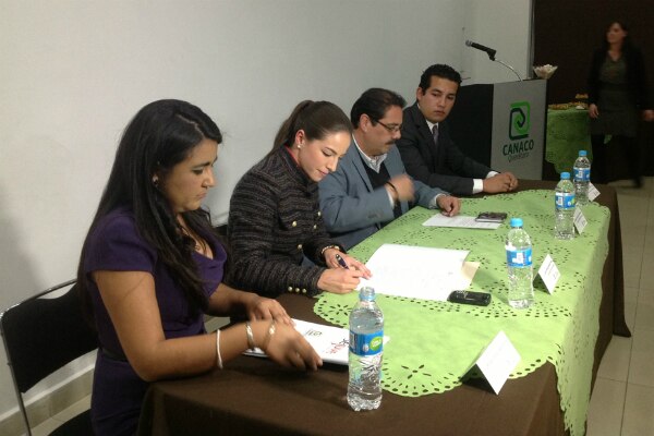 Firma Sejuve convenio con la Canaco