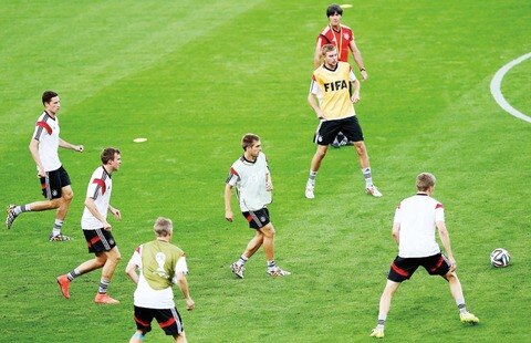 Löw mete presión al arbitraje mexicano
