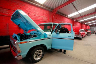 #Especiales | Restaura autos viejos y los deja como nuevos   