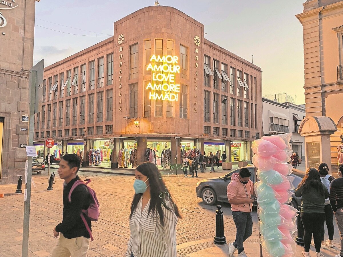 Letreros de amor resaltan en las principales calles