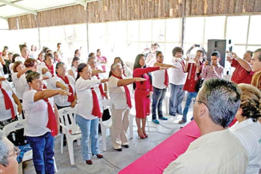 Renuevan liderazgos de mujeres
