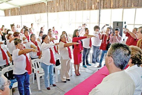 Renuevan liderazgos de mujeres