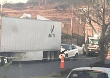 Muere conductor tras impactarse contra la parte trasera de un tractocamión en Fraccionamiento Viñedos