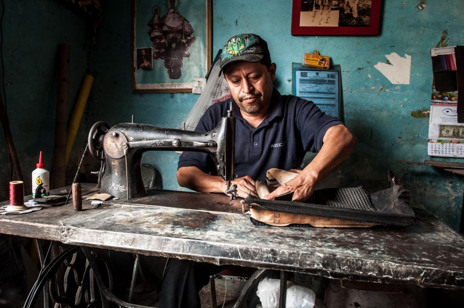 En la habitación donde empezó a trabajar desde chico, además de la máquina Singer de coser, hay diversos materiales de tapicería