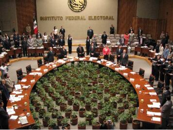 Queretano pelea puesto en IFE