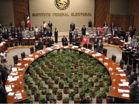 Queretano pelea puesto en IFE