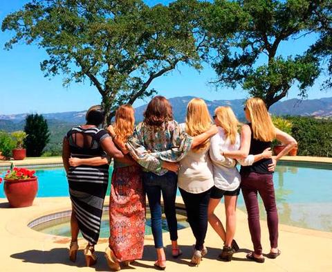 Jenner sube foto entre amigas