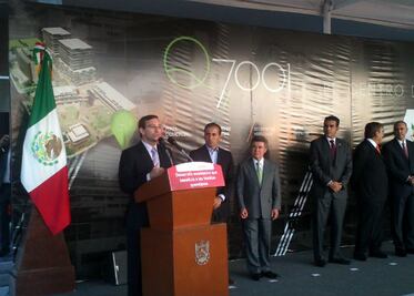 Inaugura complejo comercial Q7001