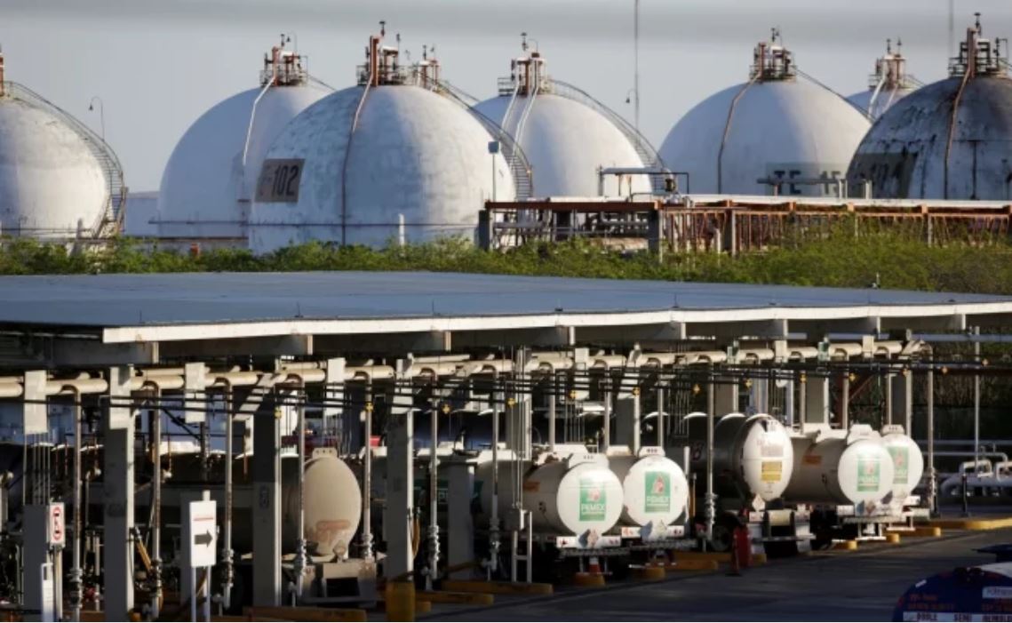 Standard and Poor's baja a negativa la perspectiva de Pemex