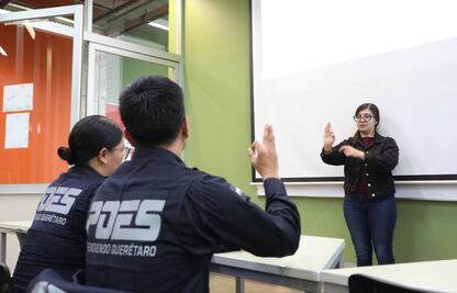 Capacitan en lengua de señas a policías
