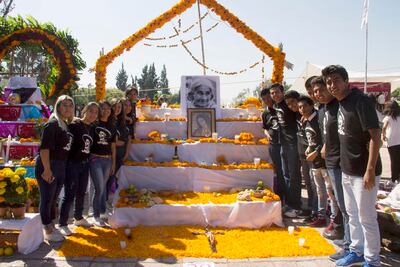 Compiten estudiantes con tradicionales ofrendas 