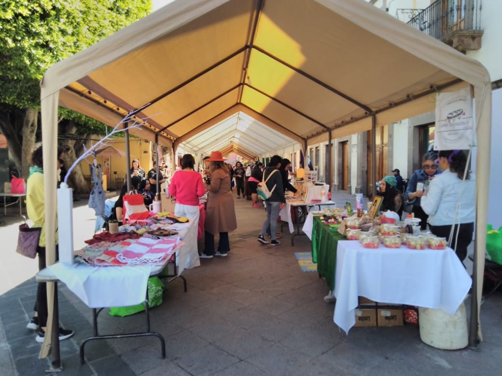 8M: Colectivas instalan corredor de emprendedoras y artesanas urbanas en el Centro Histórico de Querétaro