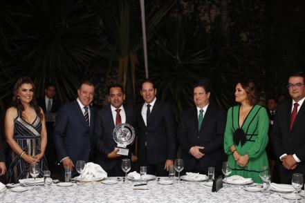 Galardonan a empresarios y profesionales destacados
