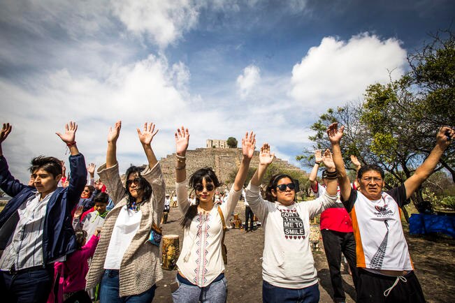 En el inicio del ritual se realiza una meditación colectiva, donde algunos cierran los ojos y se concentran en una sola posición; después se platica a los asistentes la razón por la qué se reunieron, que es para recordar sus raíces (DEMIÁN CHÁVEZ)