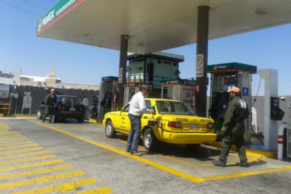 Sujetos armados asaltan gasolinera 
