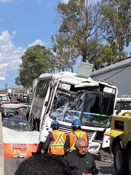 Tráiler se queda sin frenos en la México-Querétaro