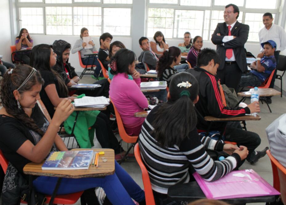 Visita Herrera Ruiz plantel Ajuchitlán, en Colón