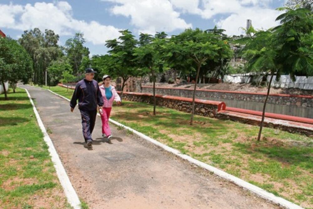 Agradecen vecinos a gobierno limpia de río