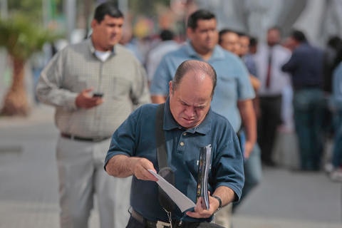 Darán bono a quienes laboren hasta los 60