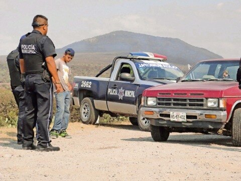 Al MP, por intentar abrir una camioneta