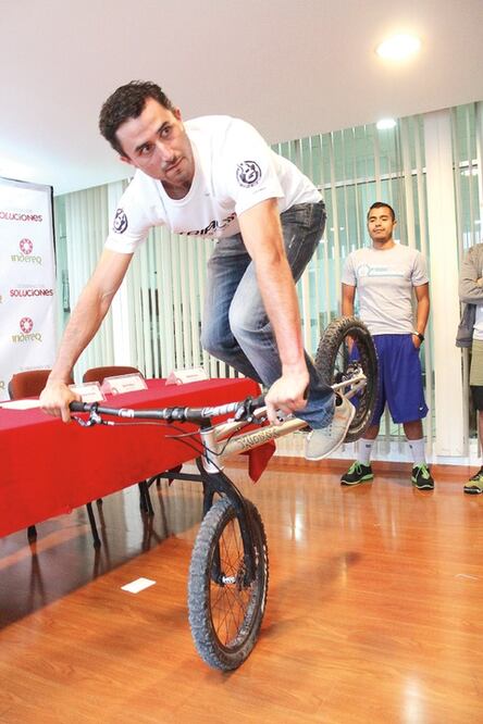 Ciclista local va por mil 66 escalones en Trial México