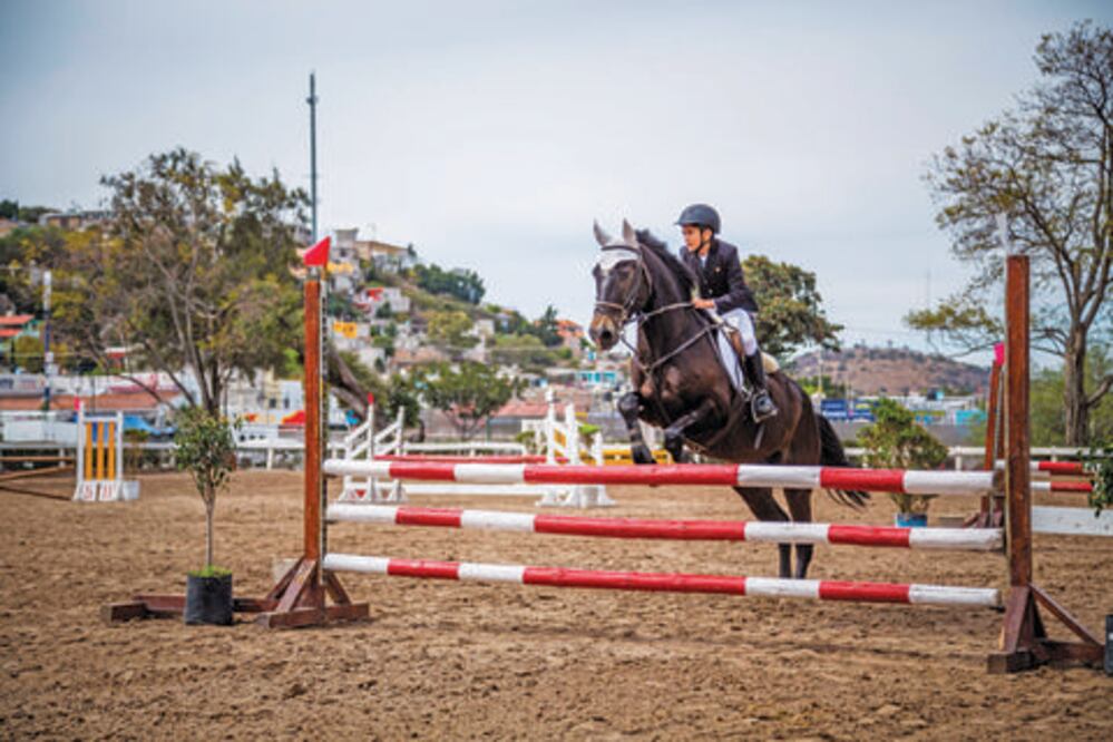 Disfrutan primer torneo ecuestre