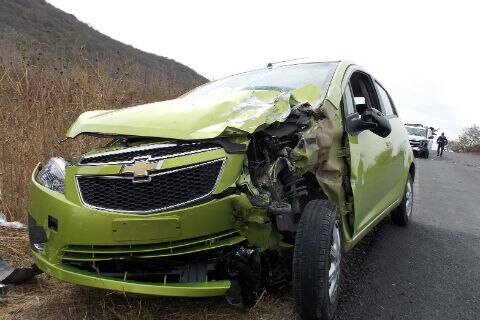 Choca por invadir el carril